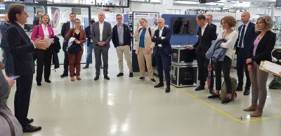 Gerhard Hirczi (links außen) vor der internationalen Delegation in der Pilotfabrik der TU Wien im Technologiezentrum Seestadt.