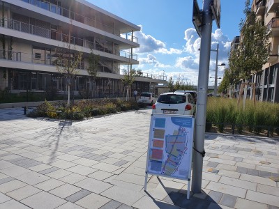 Ein Plakat mit Informationen zur Straßenordnung im Quartier am Seebogen.