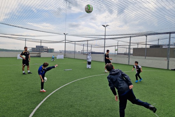 Fußballspielen am Dach der
                                    Hochgarage Seehub