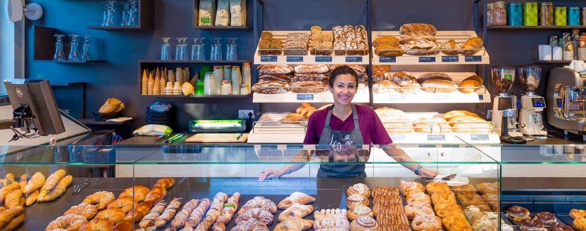 Mitarbeiterin hinter Verkaufstresen in der Bäckerei Leo in aspern Seestadt