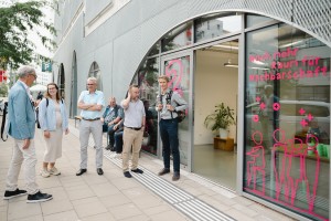 Menschen stehen Außen beisammen